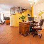 Homestay Ferrara Royal & *