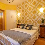 Homestay Ferrara Royal & *