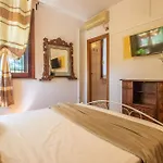 Homestay Ferrara Royal & *