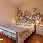 Homestay Ferrara Royal & *