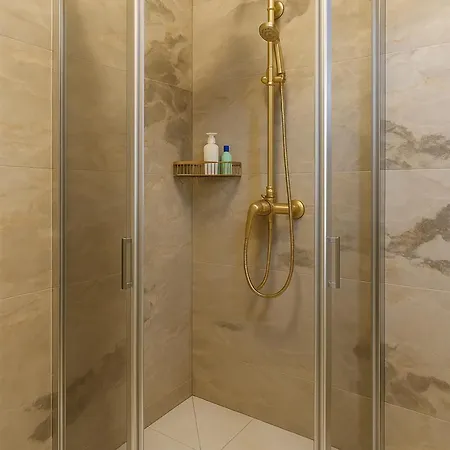 Ferrara Royal & Homestay szállás