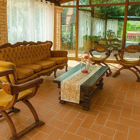 Ferrara Royal & Homestay szállás