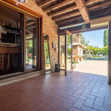 Проживание в семье Ferrara Royal &