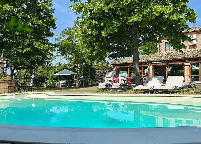 Проживание в семье Ferrara Royal &