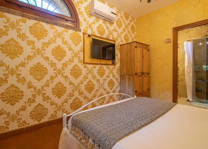 Проживание в семье Ferrara Royal &