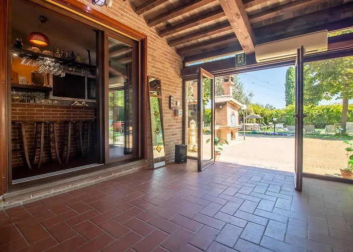 Проживание в семье Ferrara Royal &